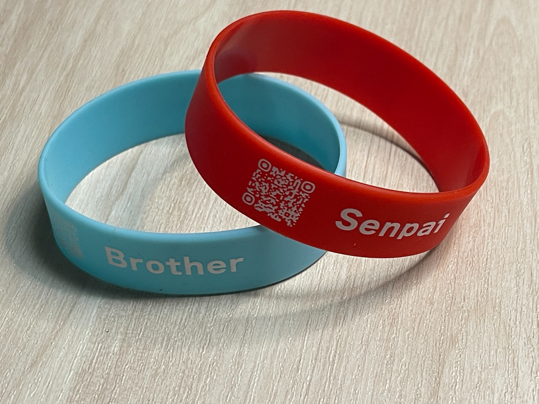 赤いSenpaiと水色のBrotherのリストバンド